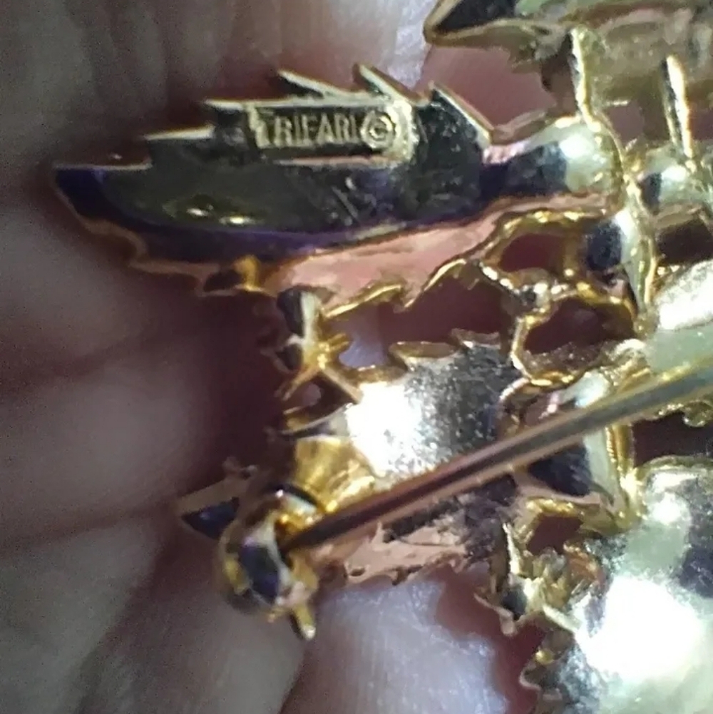 Vintage Crown Trifari Gold Tone Rhinestone Faux Pearl Leaf Brooch - Picture 4 of 4